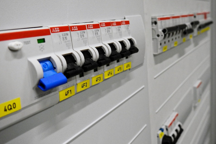 High-voltage switchgears